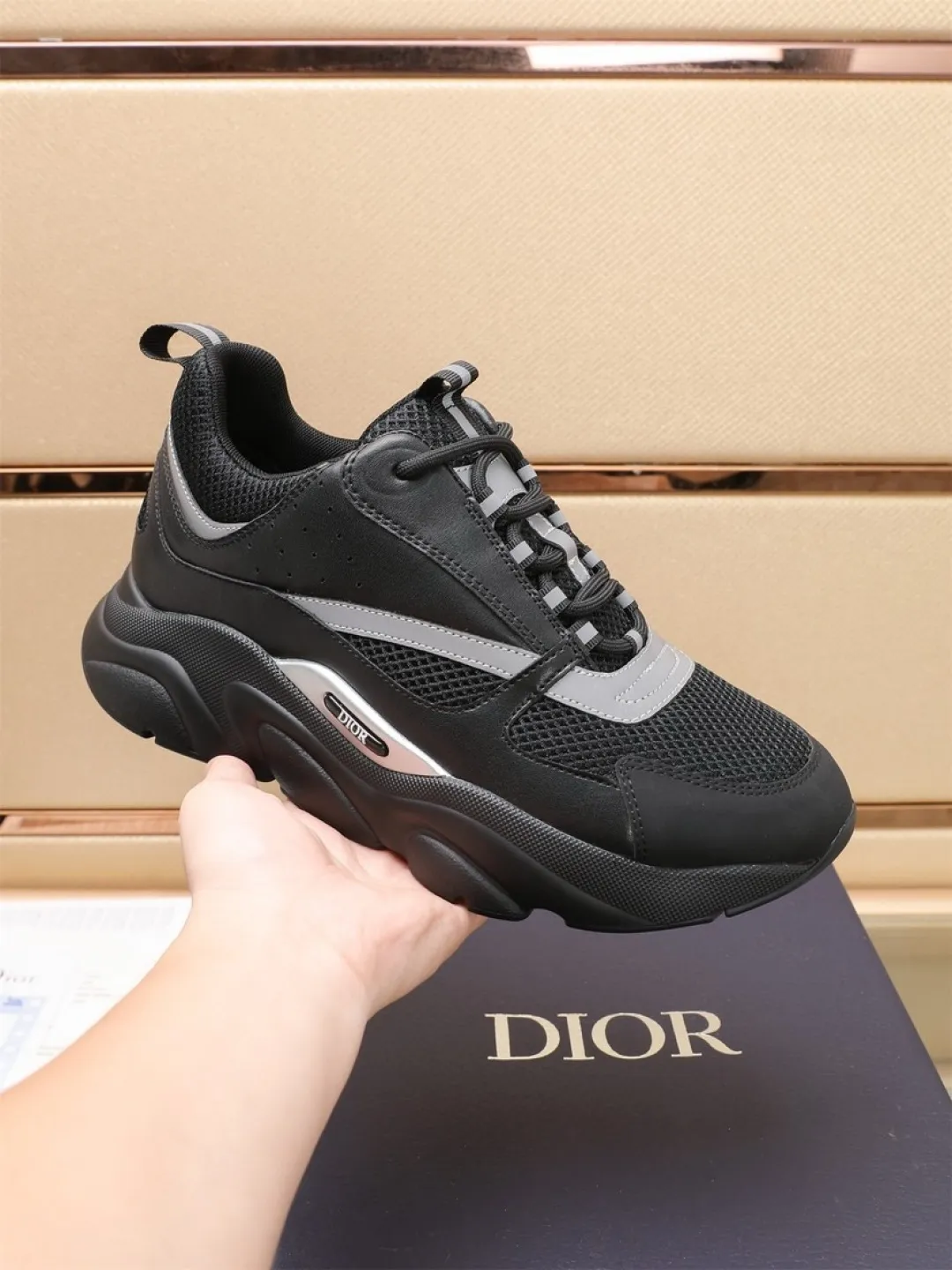 Men's shoes 💰P460💰【Dior】Dior✨ is online at the same time👏 This casual sneaker is a new product in the series and continues Di*r's classic style. The upper is made of original mesh and cow leather, with a two-color textured outsole, and the brand's iconic details on the rear collar and heel to enhance the style. Fashionable and versatile. Wear it with jeans or slacks for a casual look. Size: 38-44 (45 customized)